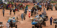 Menschen flüchten auf Pferdewagen und zu Fuß vor der Gewalt in West Dafur.