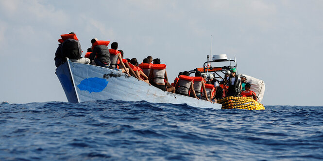 Ein Flüchtlingsboot auf dem Mittelmeer