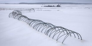 Stacheldraht in Schneelandschaft