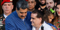 Nicolas Maduro, im blauen Anzug, umarmt Alex Saab