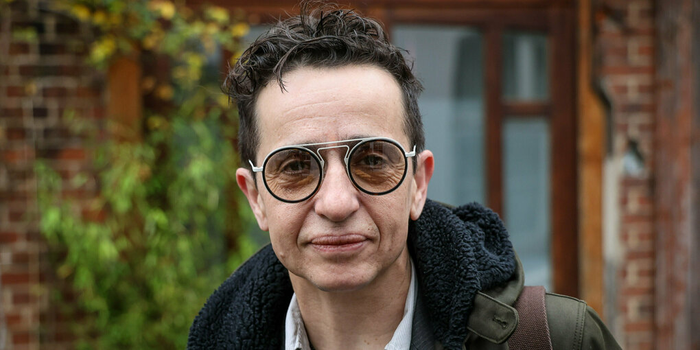 Masha Gessen schaut in die Kamera und lächelt