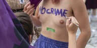 Frauen demonstrieren mit nacktem Oberkörper.
