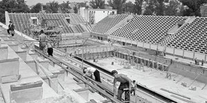 Rackern für die Republik: Arbeiter bauen im Jahre 1951 das Friesenstadion in Berlin.