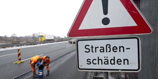 Straßenbauer in Aktion an einer Autobahn