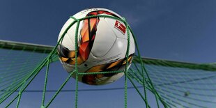 Ein Fußball fliegt ins Tornetz