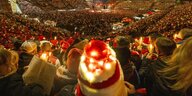Fußball: Bundesliga, Weihnachtssingen beim 1. FC Union Berlin: Tausende Menschen nehmen am Weihnachtssingen in der Alten Försterei teil.