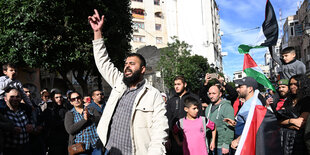 Menschen protestieren in den Straßen von Ramallah