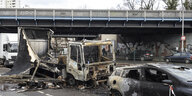 Das Bild zeigt einen ausgebrannten Wagen in Berlin nach der Silvesternacht