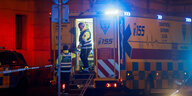 Zwei Männer stehen an einem Rettungswagen am 21. Dezember in Tschechien