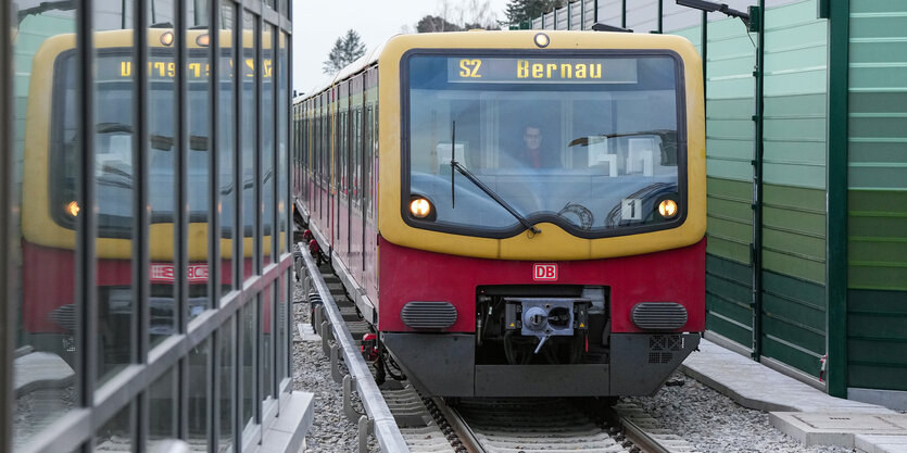 Eine S-Bahn der Linie 2 Richtung Bernau