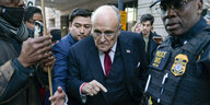 Rudy Giuliani, umringt von Polizeibeamten