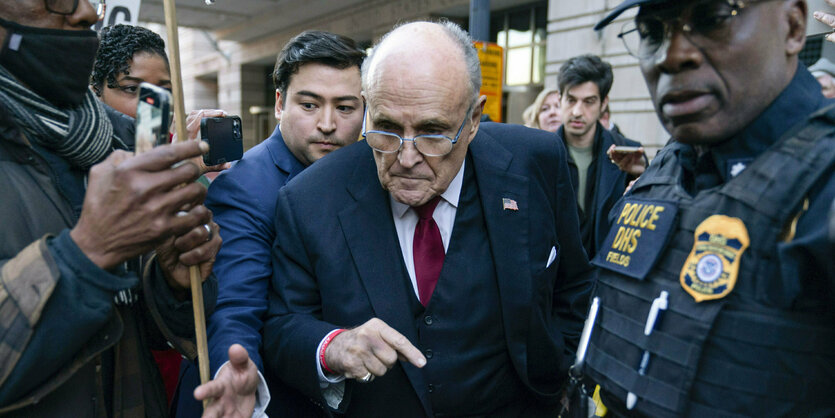 Rudy Giuliani, umringt von Polizeibeamten