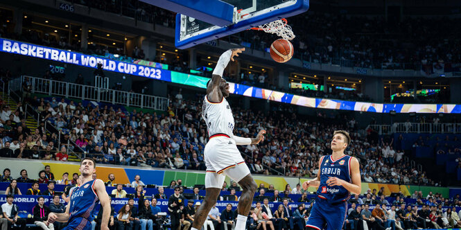 Dunk des Dirigenten: Dennis Schröder drückt als Weltmeister den Ball durch die Reuse.