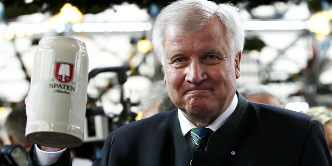 Horst Seehofer mit einem Maßkrug