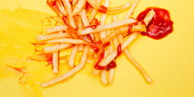 Pommes mit Ketchup