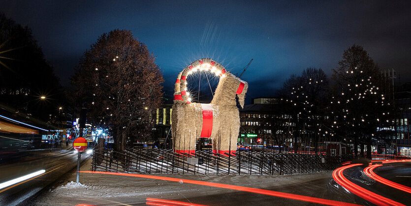 Die Stohziege Gävlebocken bei Nacht