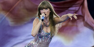 Taylor Swift performt in einem Glitzer-Body