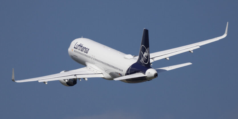 Flugzeug mit Lufthansa-Logo an blauem Himmel.