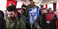 Israelische Soldaten in einem Bus nach einem Kampfeinsatz