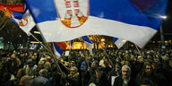 Anhänger der Opposition schwenken die Nationalflagge Serbiens