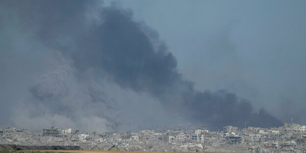 Rauch steigt nach einem israelischen Bombardement über dem Gazastreifen auf (vom Süden Israels aus gesehen).