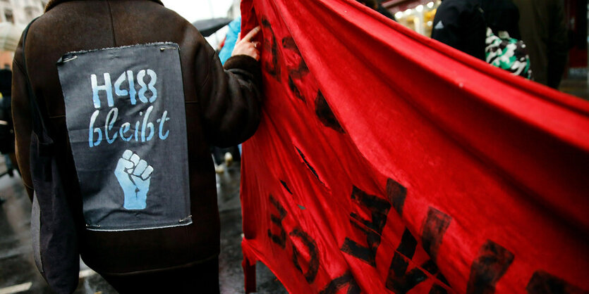 Protestierer mit "H48" Aufnäher