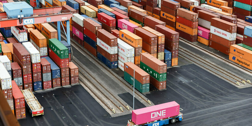 Container stapeln sich im Hafen