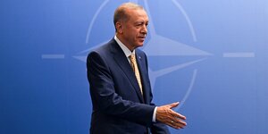 Erdogan streckt jemandem seine Hand zur Begrüßung entgegen