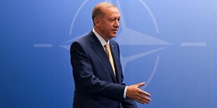 Erdogan streckt jemandem seine Hand zur Begrüßung entgegen