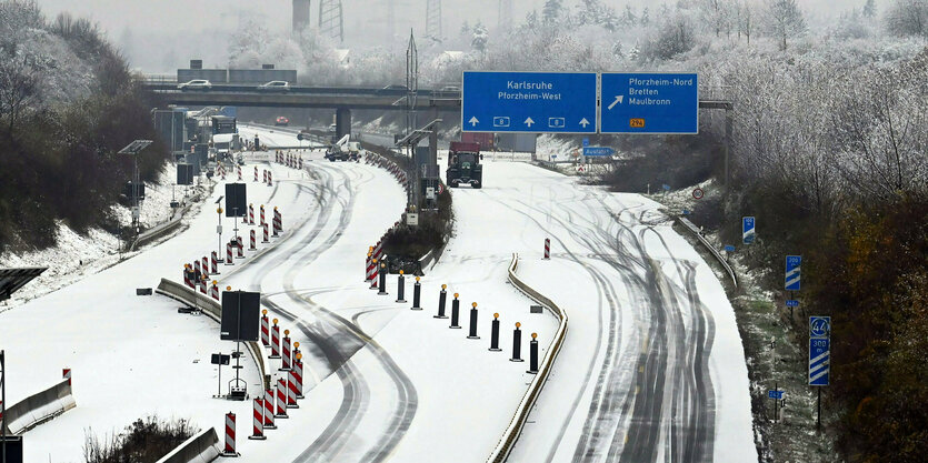 Baustelle an einer verschneiten Autobahn