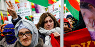 Frauen protestieren mit Kurdischen Flaggen