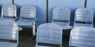 blaue Stühle aus Metall in einem blauen Raum