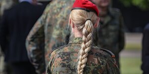 Eine Bundeswehrsoldatin mit blondem Haarzopf