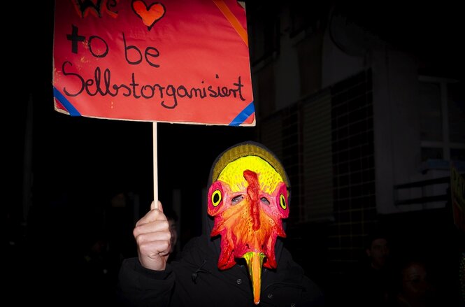 "To be selbstorganisiert" steht auf einem Demo-Schild