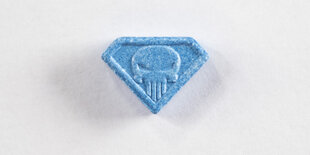 Eine Ecstasy-Pille «Blue Punisher», aufgenommen im Labor des drugchecking Projekts Berlin