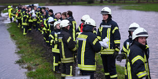 Einsatzkräfte der Feuerwehr versuchen mit Sandsäcken die Ortschaft zu sichern, nachdem das Hochwasser vom Burlage-Langholter Tief, einem Nebenfluss der Leda, über die Deiche trat oder sie aufweicht.