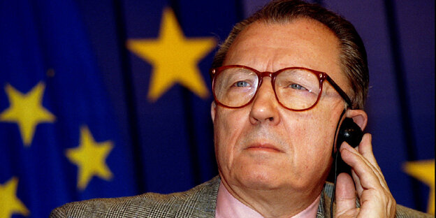 Jacques Delors am 21. October 1994 vor EU-Fahne im Hauptquartier der Kommission in Brüssel