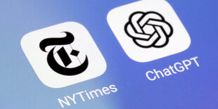 Die App-Icons der NYTimes- und ChatGPT-App auf einem Smartphone-Bildschirm