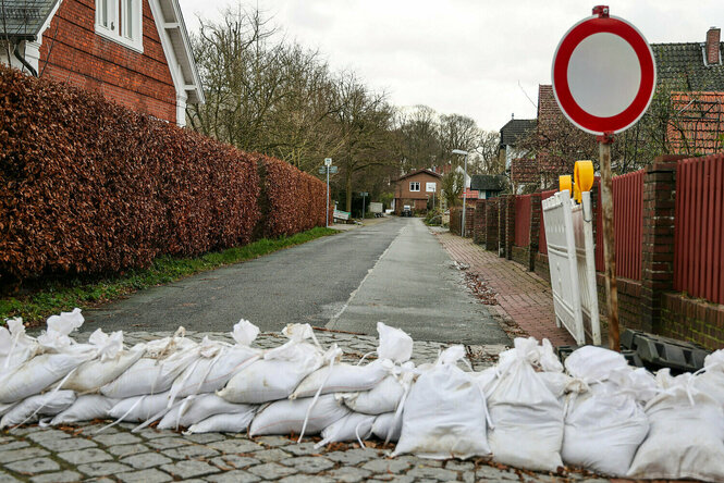 Sandsäcke auf einer Straße in einem Wohngebiet