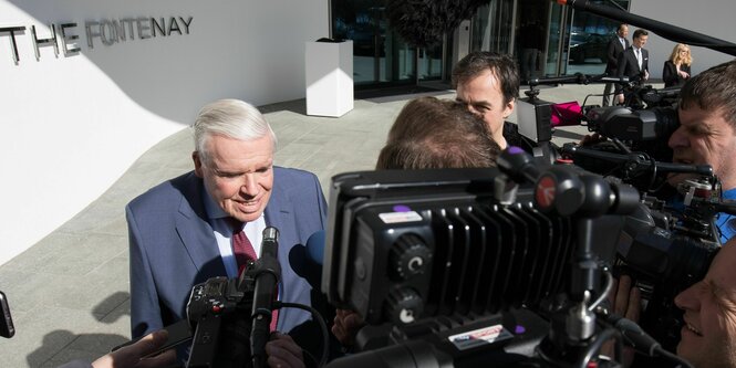 Klaus Michael Kühne von Presse bedrängt vor seinem Hotel "The Fontenay" in Hamburg