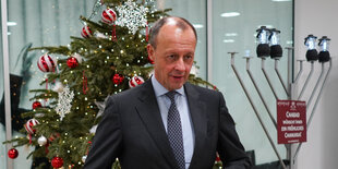 Friedrich Merz steht vor einem Weihnachtsbaum im Konrad-Adenauer-Haus in Berlin.