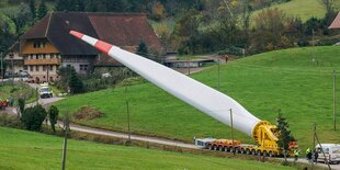 Flügel eines Windrads beim Transport