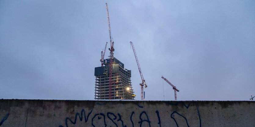 Elbtower-Baustelle hinter Betonwand