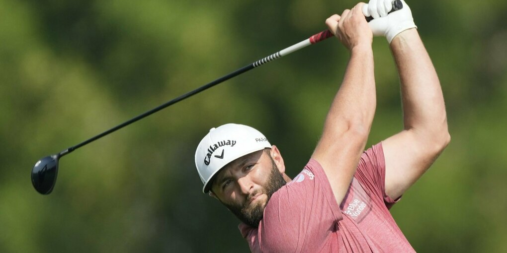 Jon Rahm schwingt seinen Golfschläger über seinen Kopf