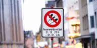 Ein Schild weist auf ein Feuerwerksverbot in der historischen Altstadt am 31.12. und 01.01. hin