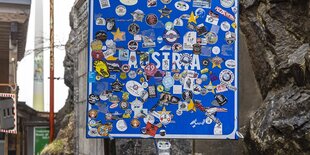 Ein SChild ist über und über mit Aufklebern versehen