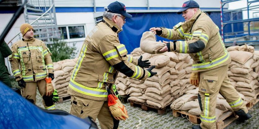 Männer geben sich Sandsack