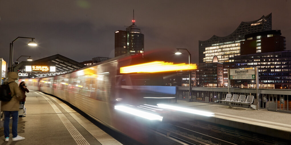 Eine U-Bahn fährt an der Station am Baumwall ein.