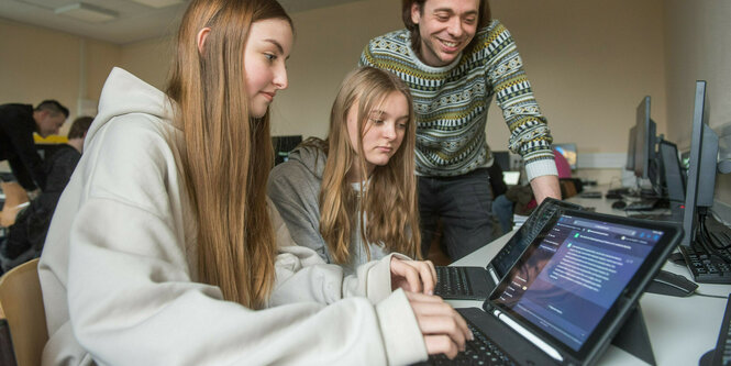 Workshop in einer Schule zum Umgang mit ChatGPT in Duisburg