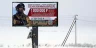 Ein Plakat mit dem Motiv eines uniformierten, maskierten und bewaffneten Soldaten der russischen Armee in einer SCneelandschaft
